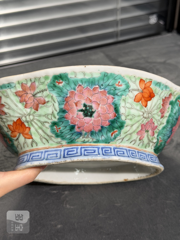 清晚期粉彩莲叶纹海棠形贡碗 - 图7